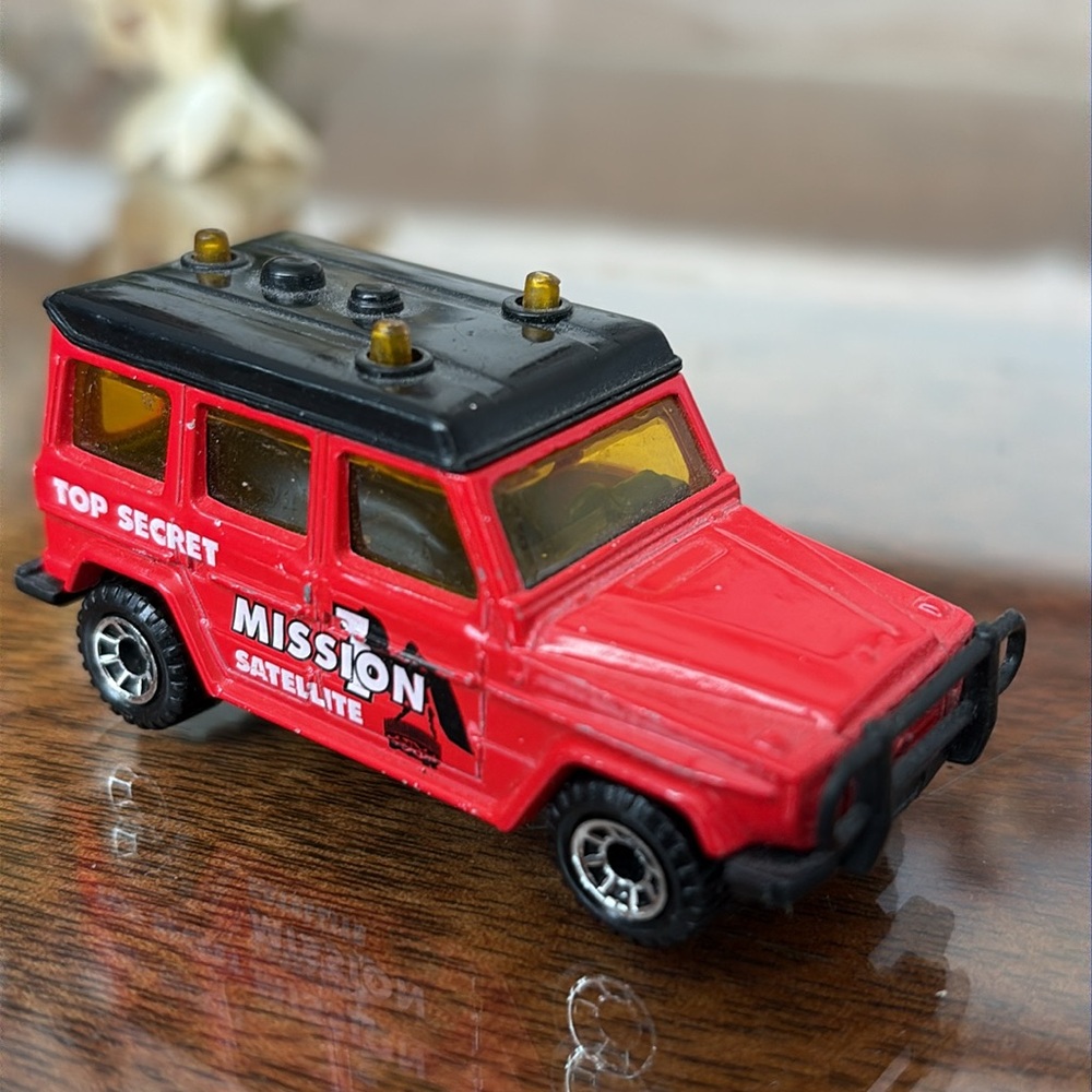 Matchbox Mercedes Benz 280 GE Top Secret Mission Satellite Red SUV Truck Car